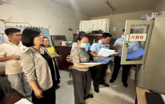 同步对校园周边36家商超、小吃运营从体开展排查